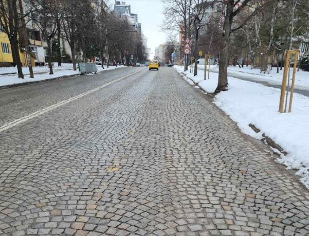 Около месец издържа жълтата боя на бус лентата на бул